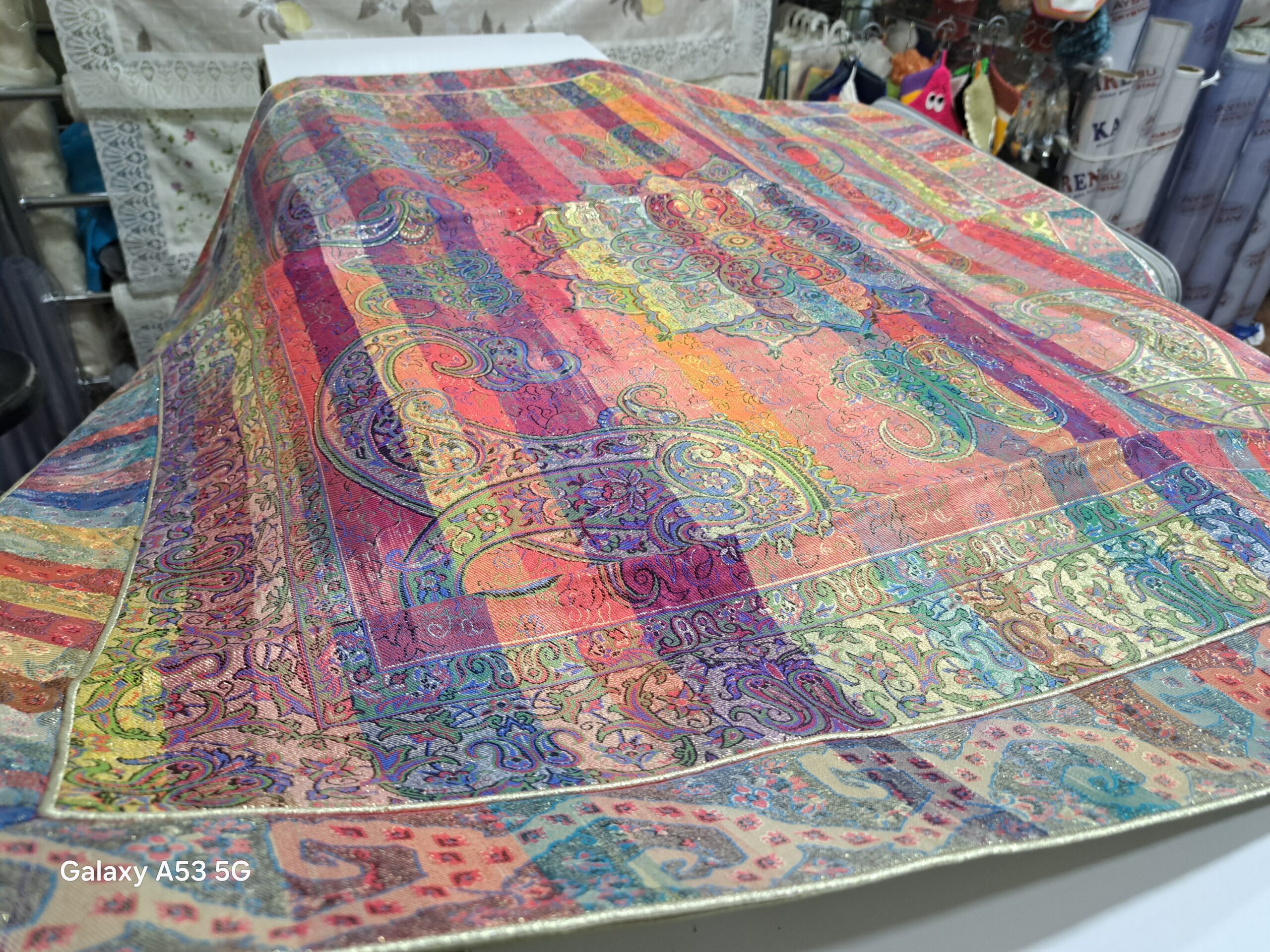 رومیزی ترمه مربع زربافت ۱ در ۱ خجسته - تصویر 2